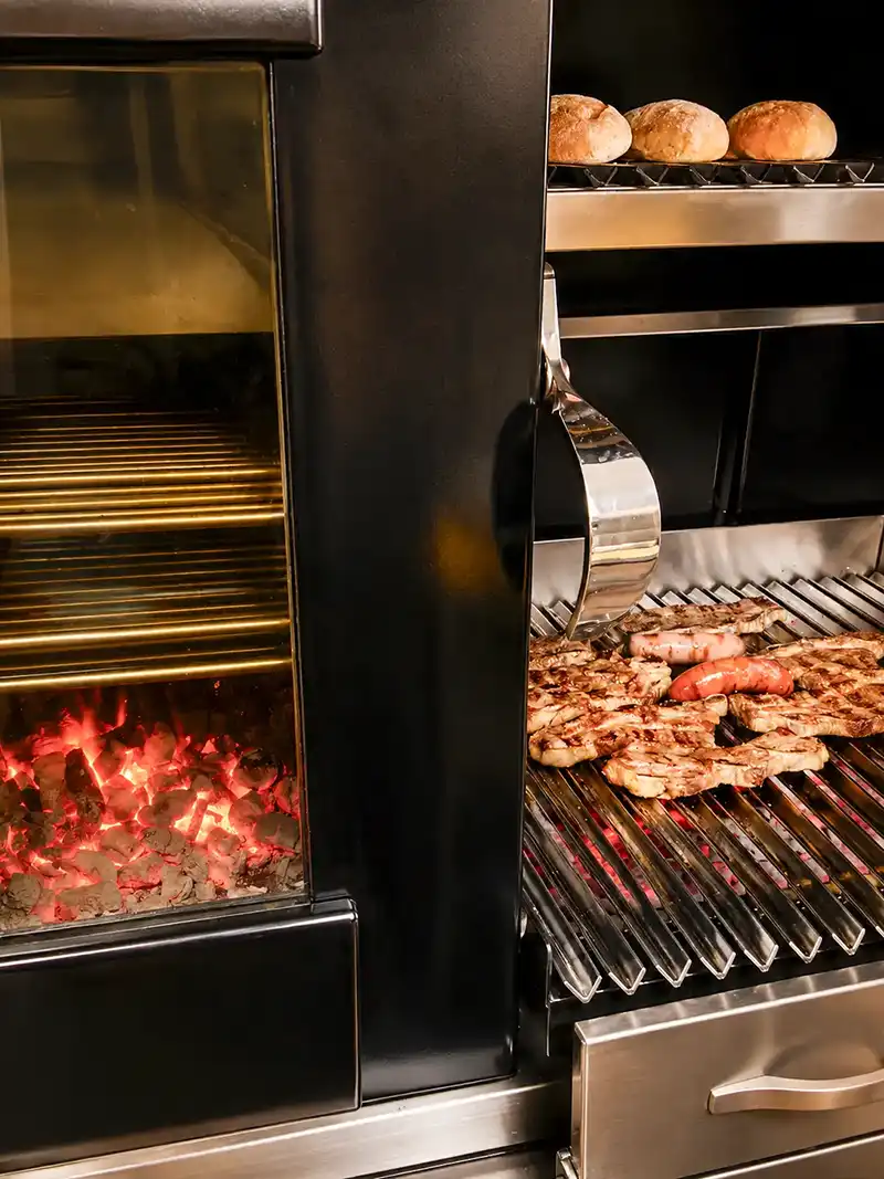 Parrilla con brasa en el asador