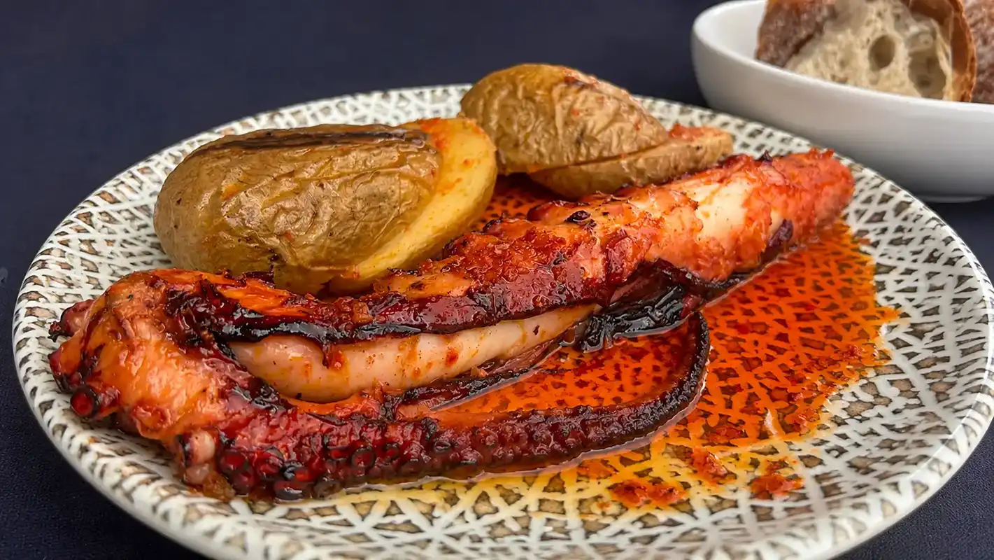 Pulpo a la brasa con patatas